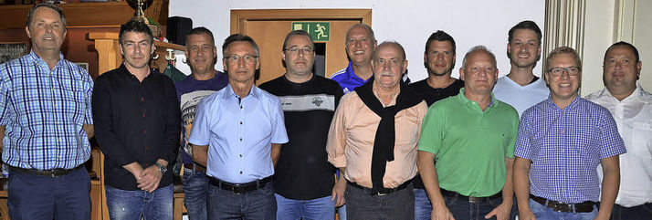 Die neugewählte Vorstandschaft des Sportverein Endingen. Ganz links erster Vorsitzender Michael Wunderlich, daneben „Vize“ Joerg Piefke. Gewählt wurde auf zwei Jahre. Bericht & Foto: Roland Vitt